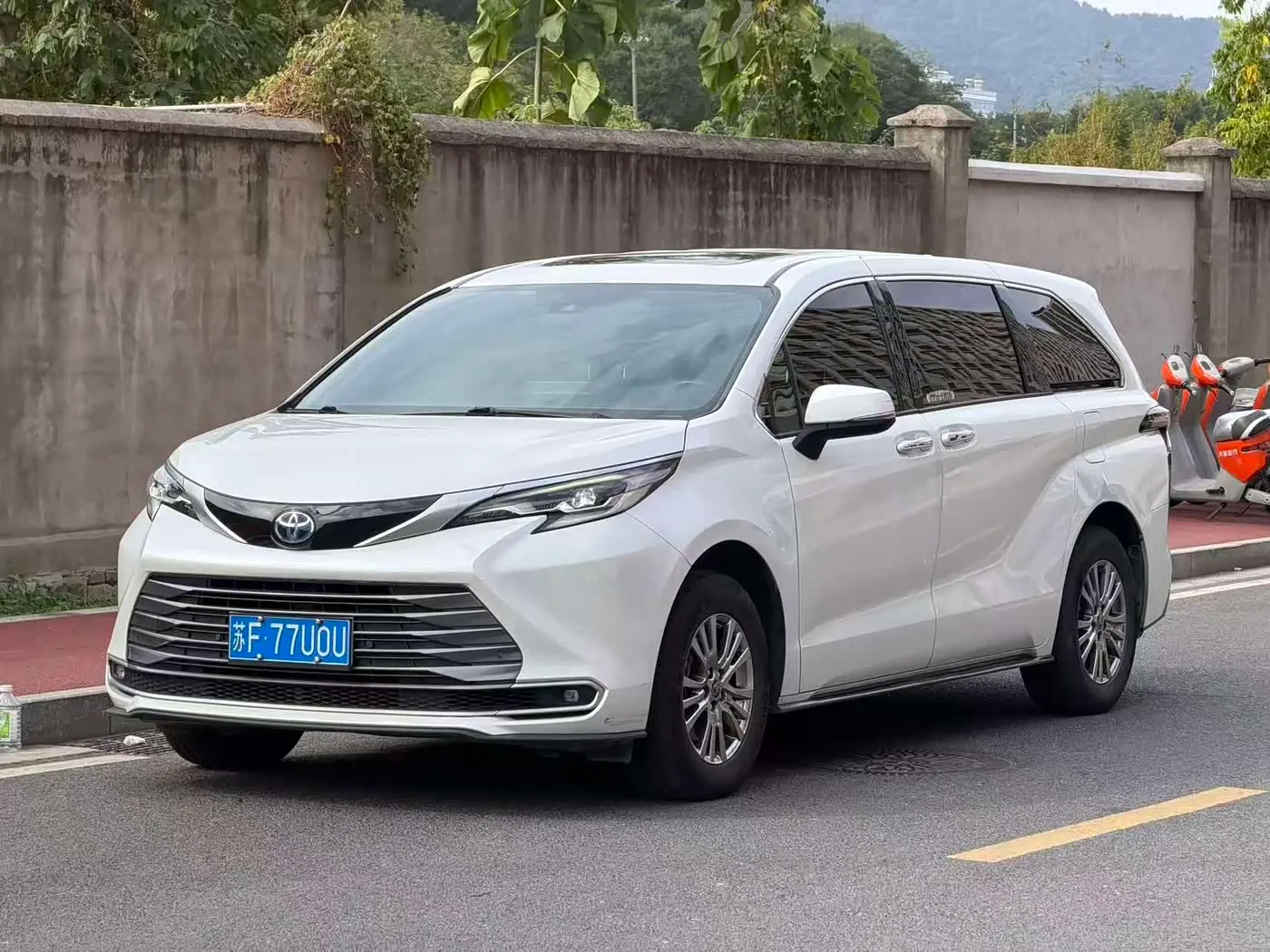 Toyota Sienna 2023 — Photo 1/8