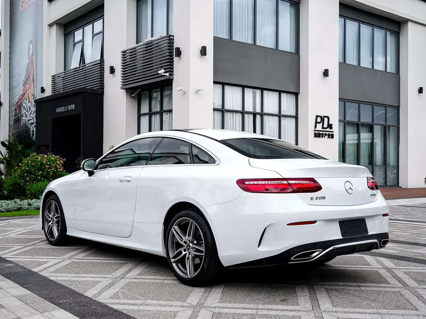 Mercedes-Benz E-Class 2019 — Photo 14/19