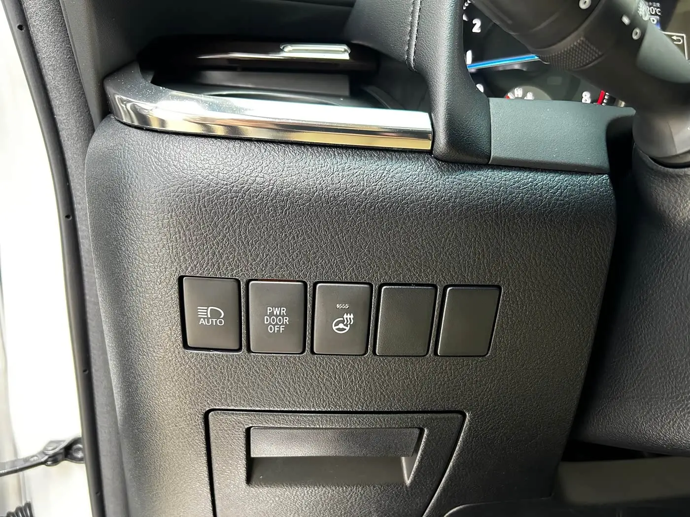 Toyota Alphard 2018 — Photo 9/20