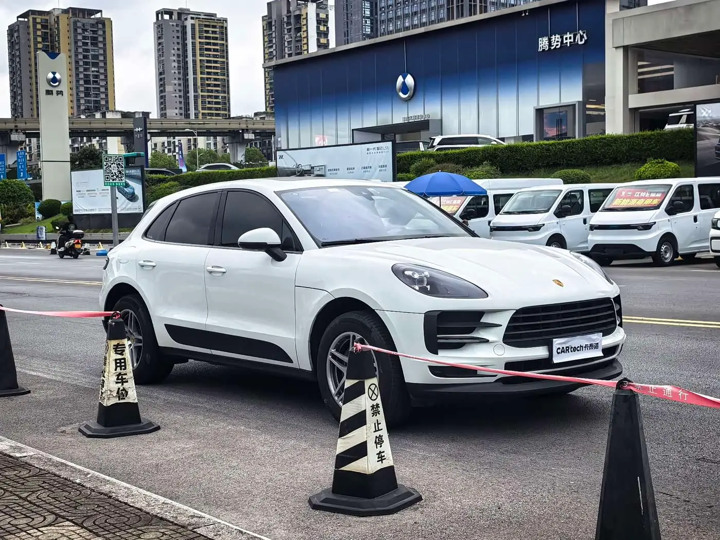Porsche Macan 2020 — Photo 6/20