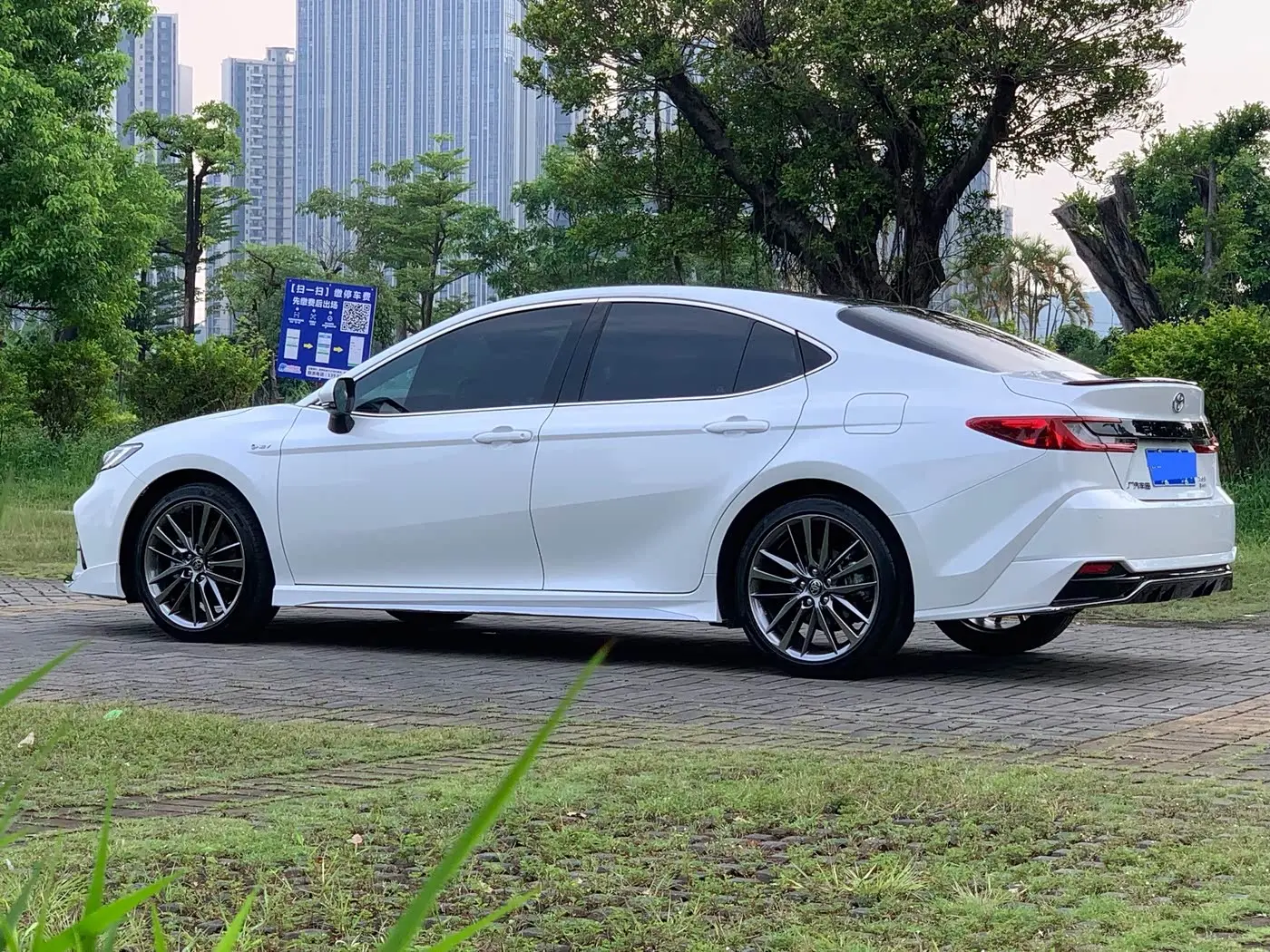 Toyota Camry 2025 — Photo 4/17
