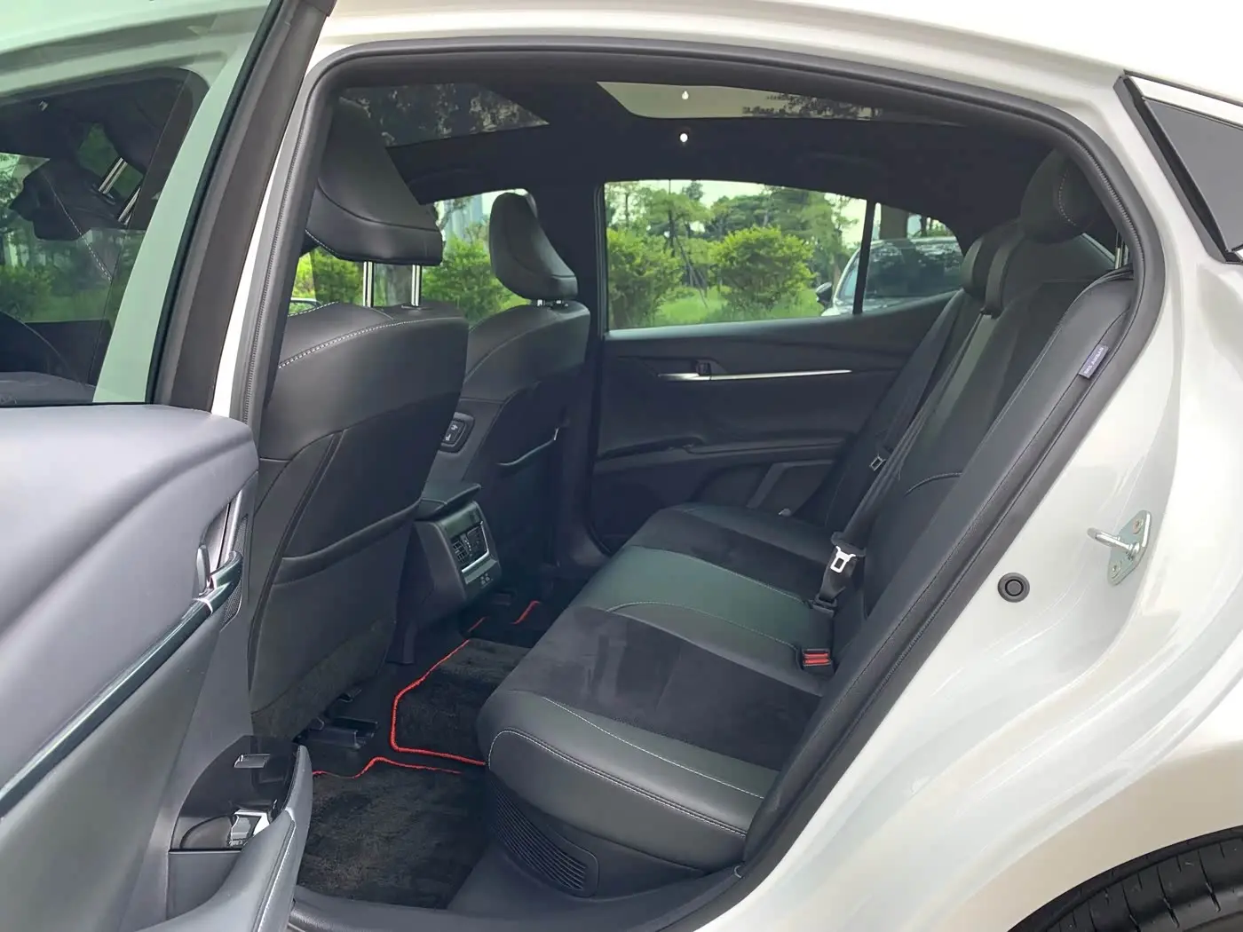 Toyota Camry 2025 — Photo 9/17