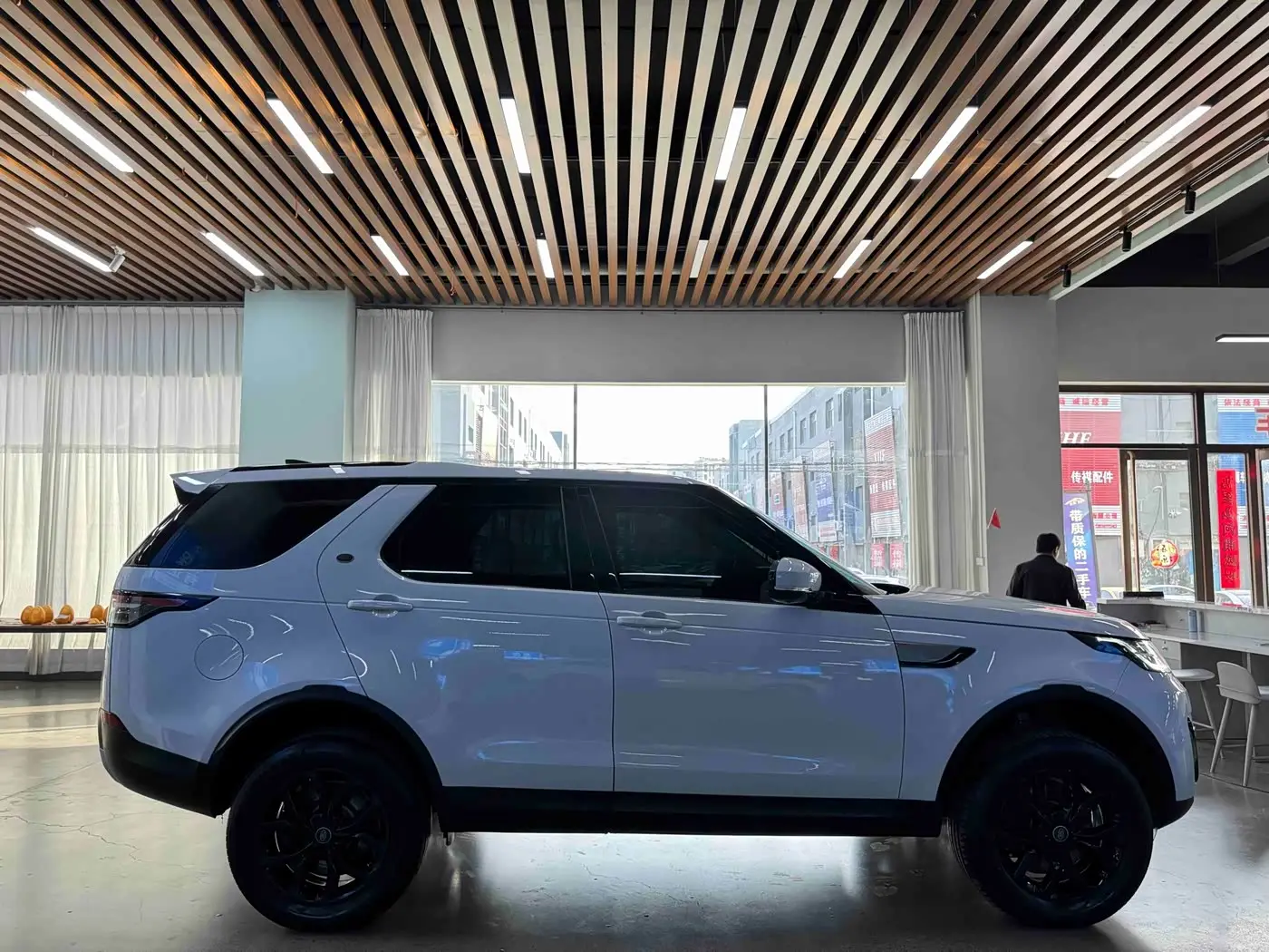 Land Rover Discovery 2018 — Photo 18/18