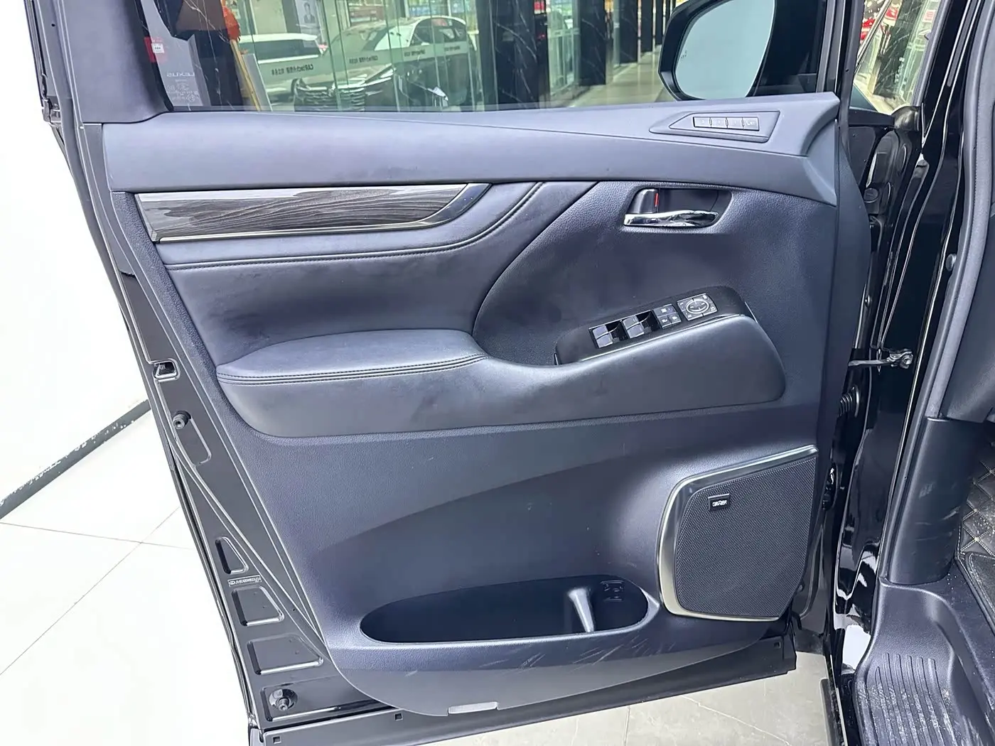 Lexus LM 2021 — Photo 14/20