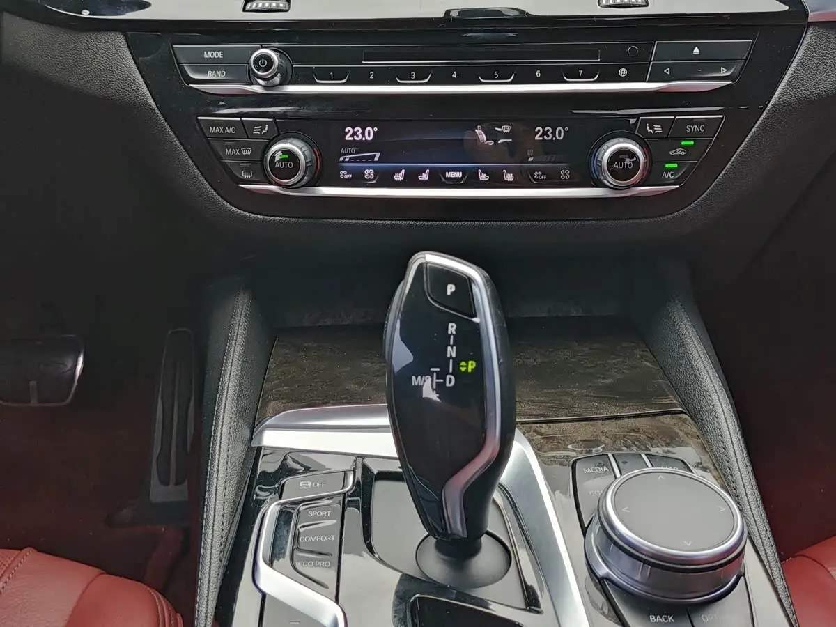 BMW 5 Series 2019 — Şəkil 15/18