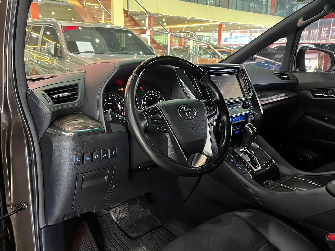 Toyota Alphard 2018 — Photo 7/17