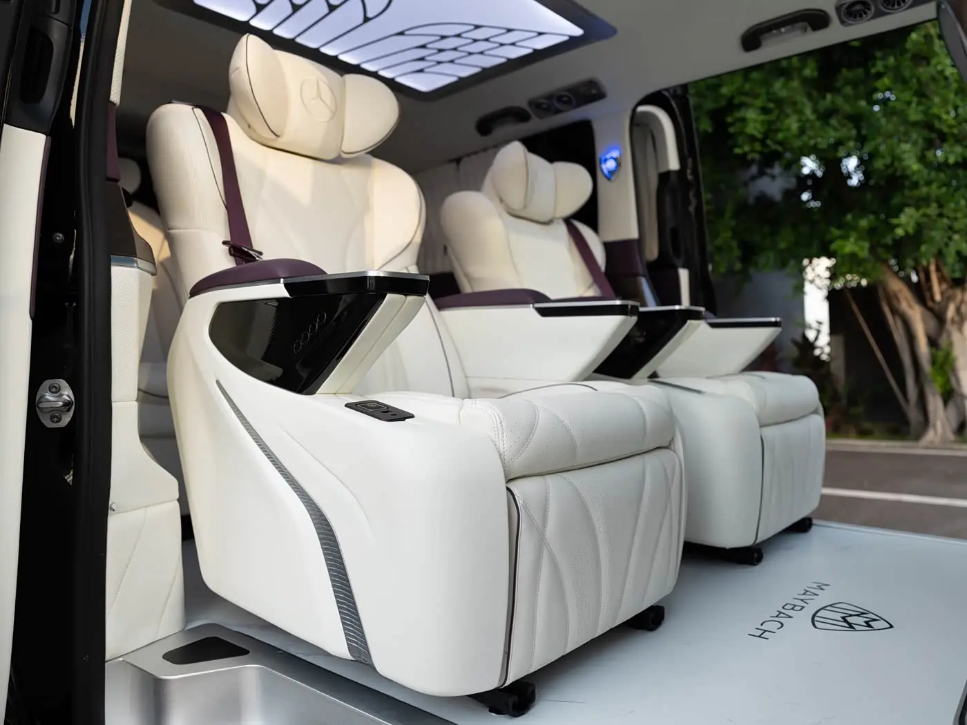Mercedes-Benz V-Class 2024 — Photo 11/16