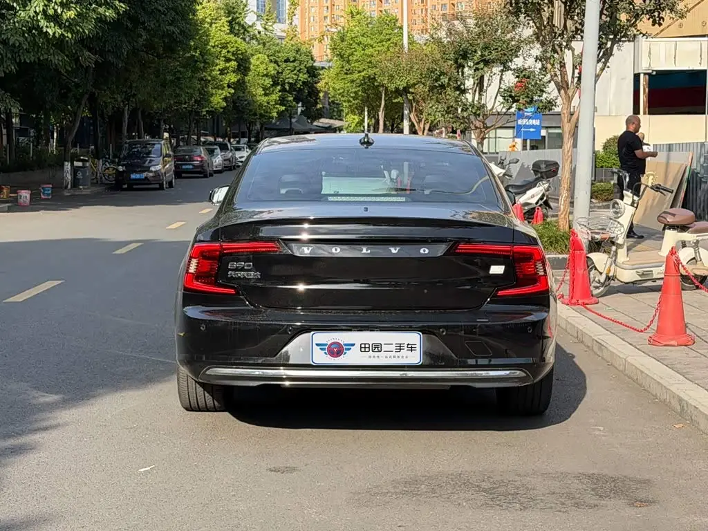 Volvo S90 Plug-in Hybrid 2023 — Фото 5/14