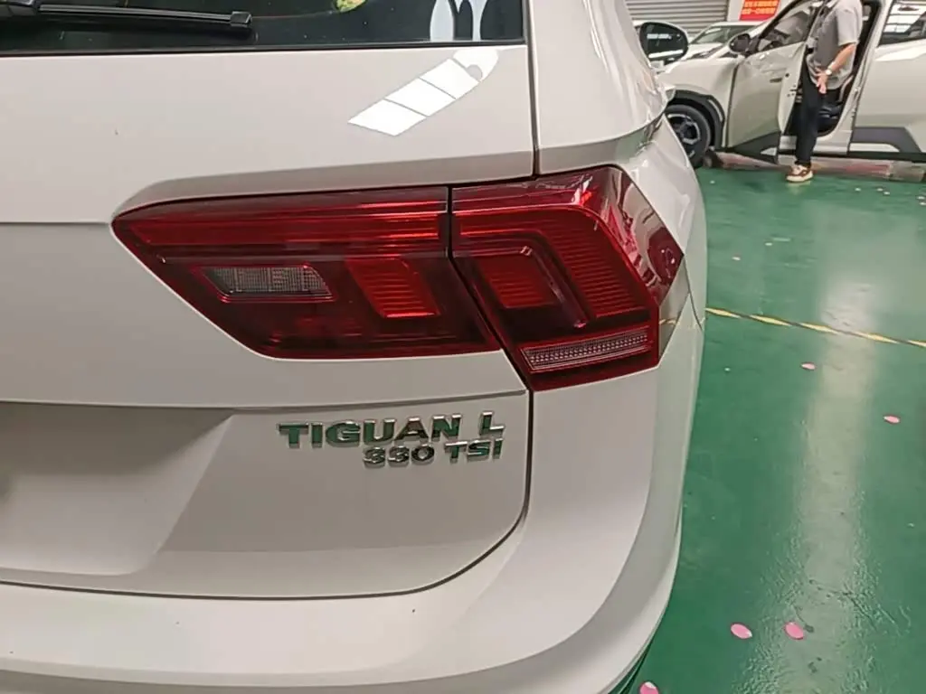 Volkswagen Tiguan L 2020 — Фото 8/20