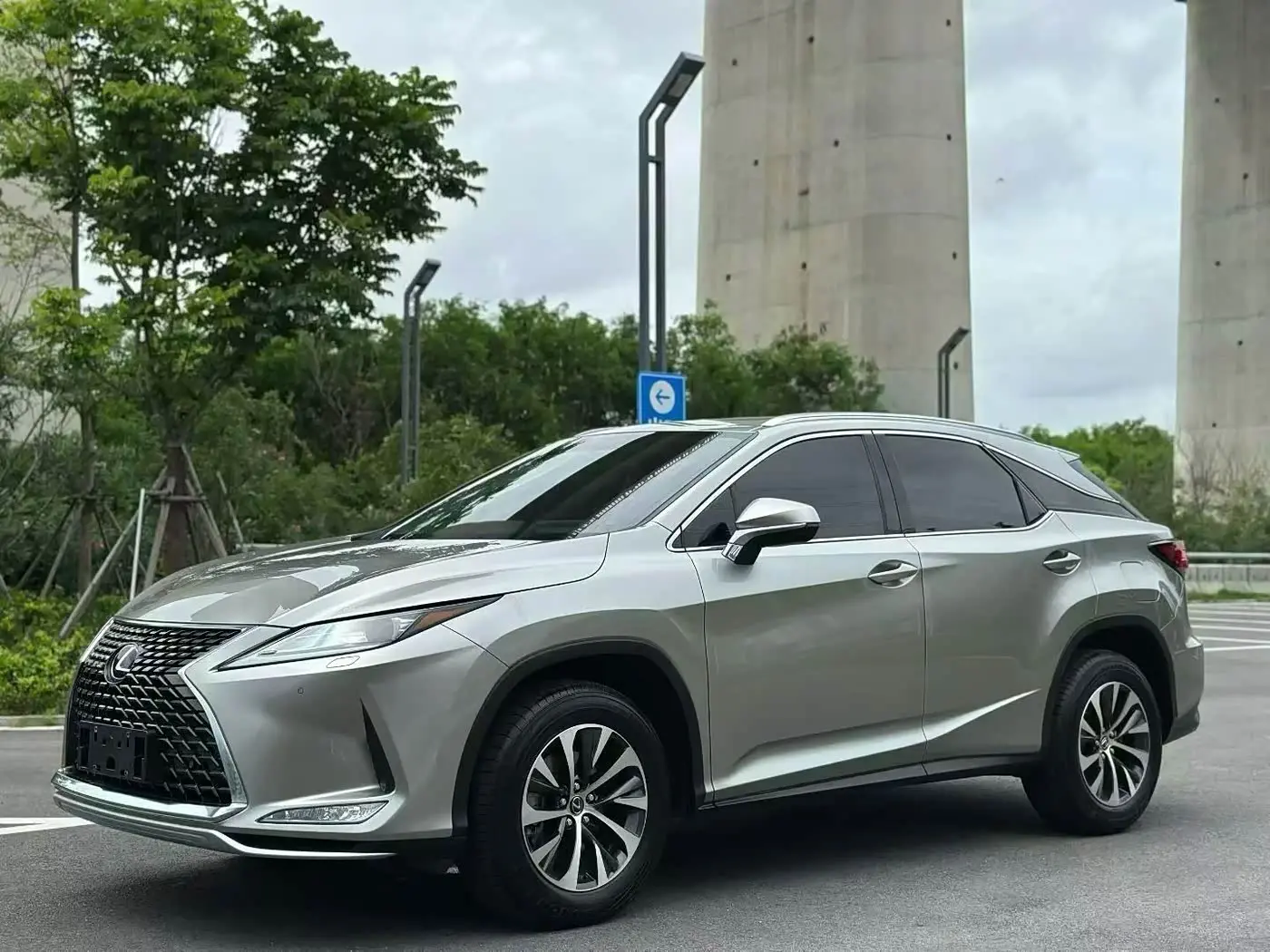 Lexus RX 2022 — Photo 1/9