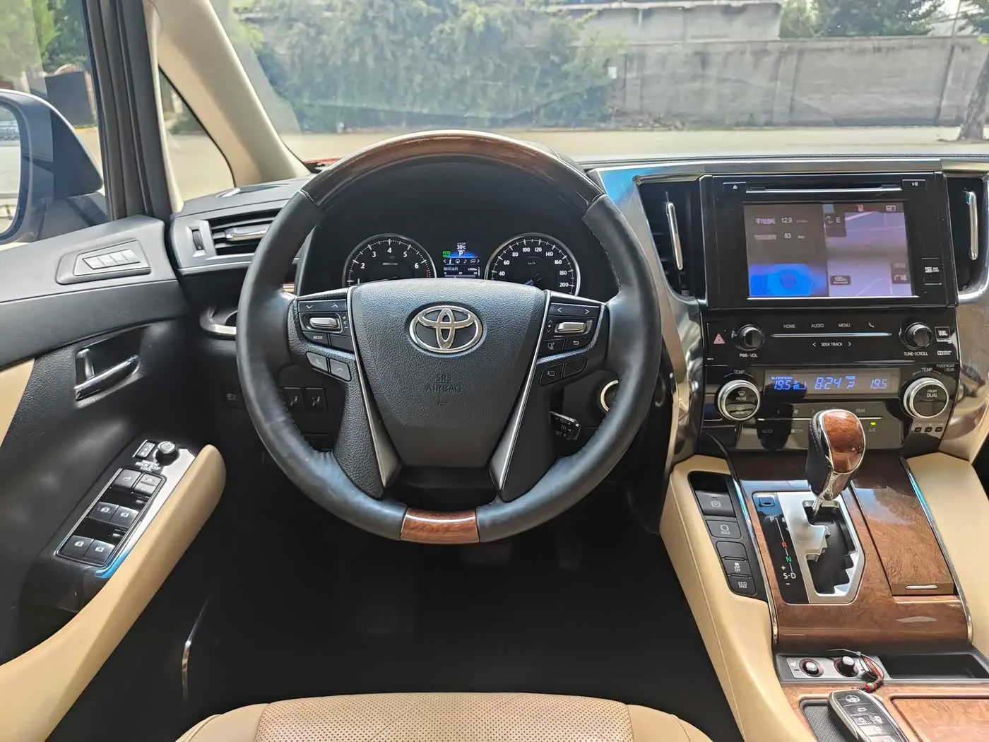 Toyota Alphard 2018 — Photo 13/16