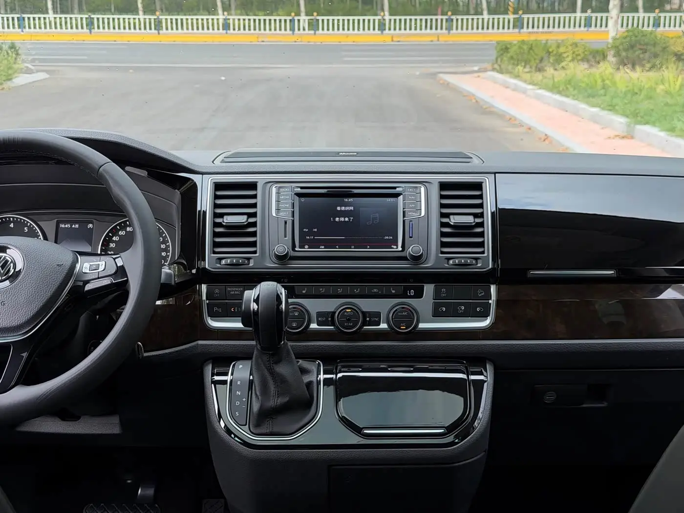 Volkswagen Multivan 2019 — Photo 9/20