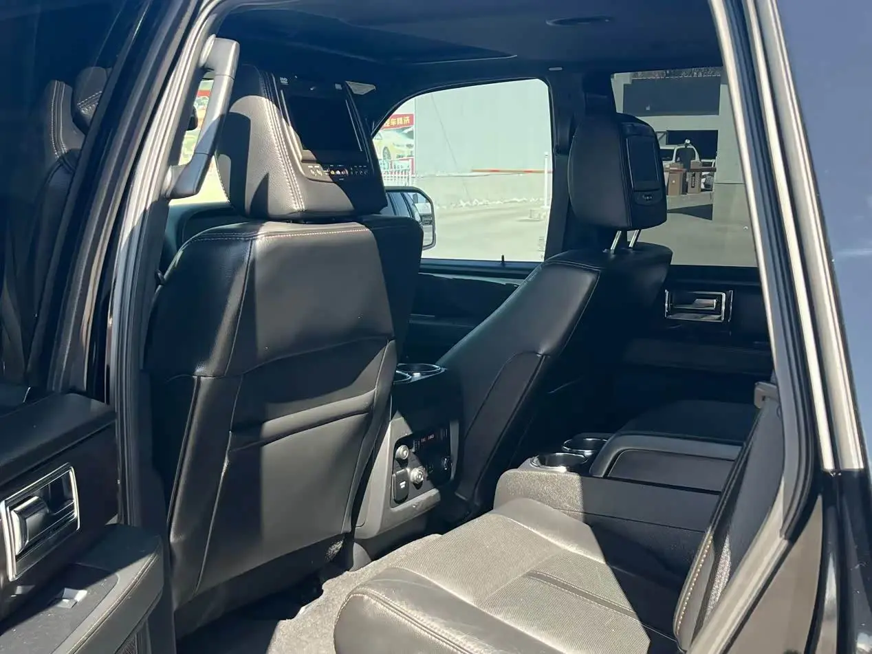 Lincoln Navigator 2016 — Photo 9/9