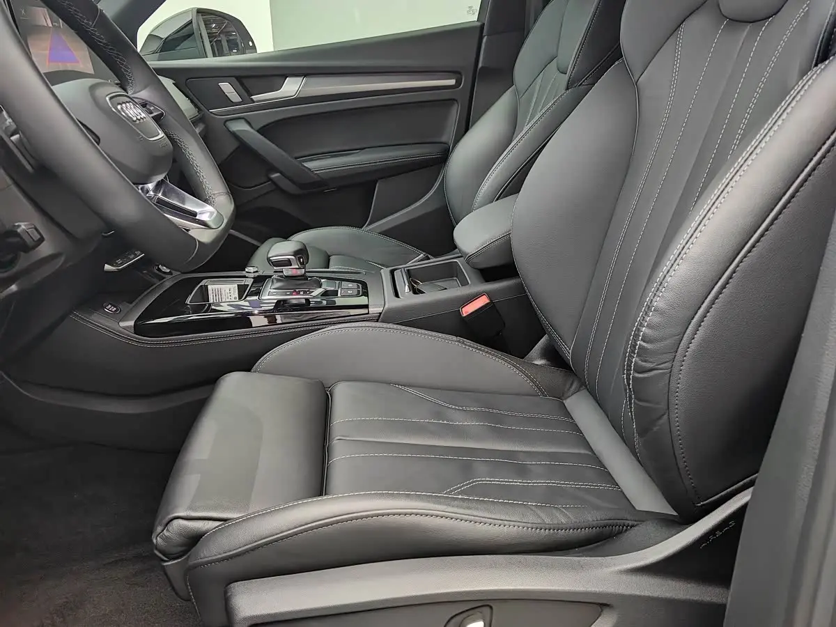 Audi Q5L 2023 — Фото 10/20