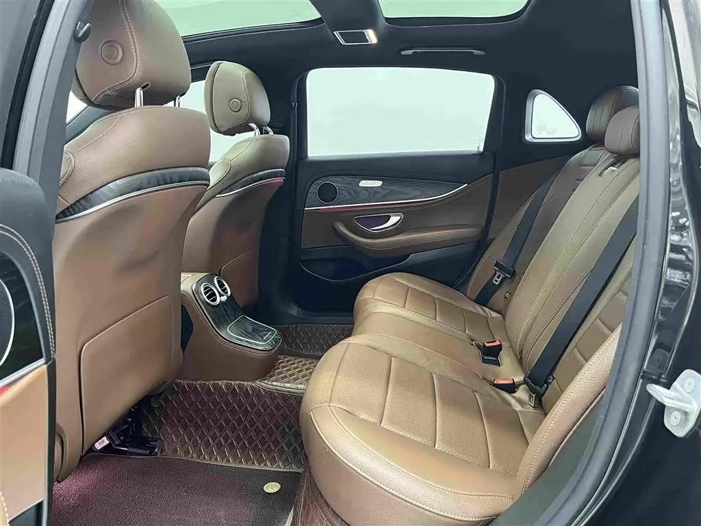 Mercedes-Benz E-Class 2023 — Фото 6/19