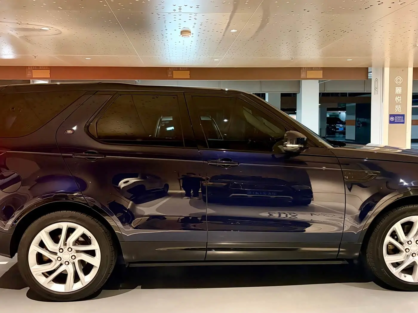 Land Rover Discovery 2018 — Photo 6/20