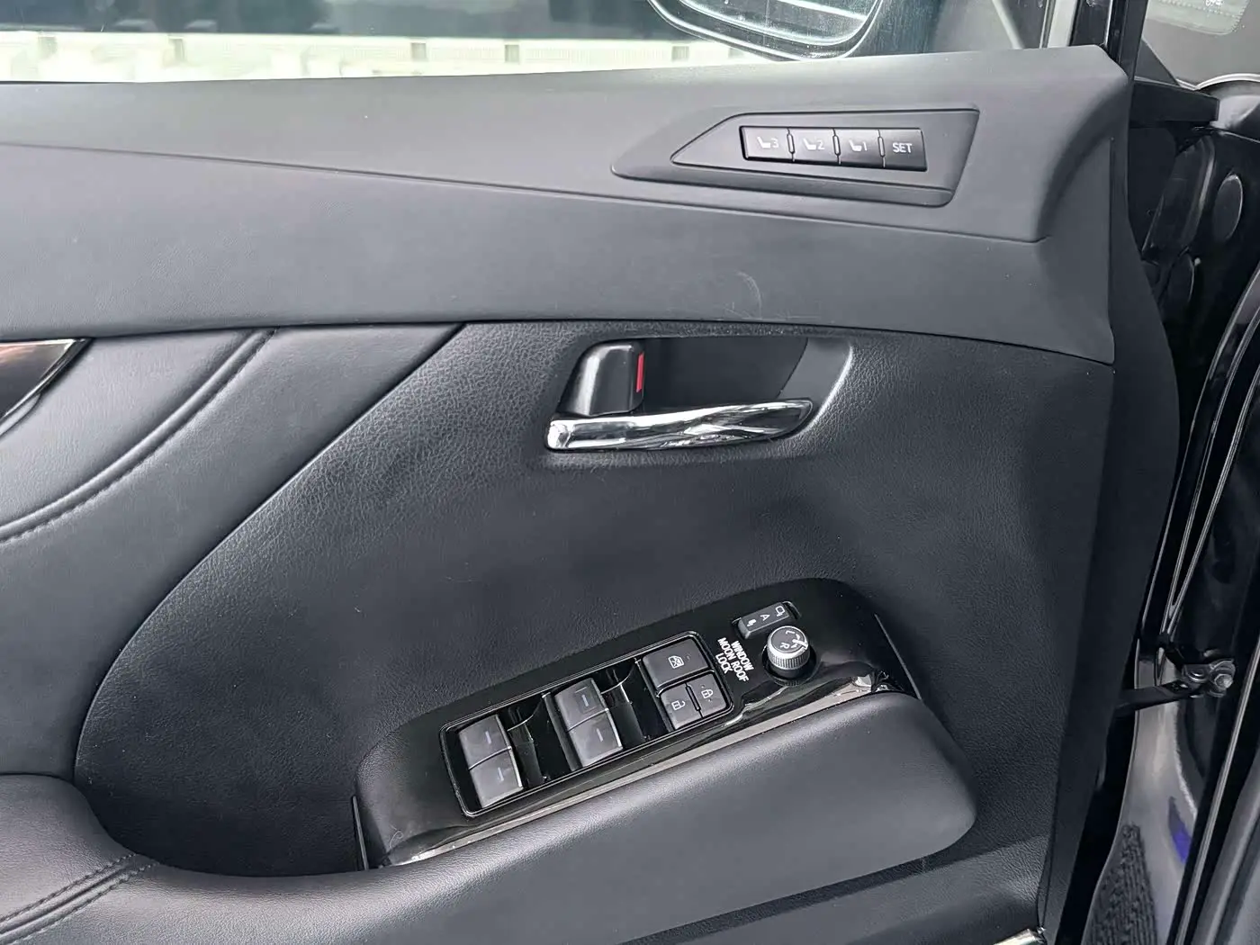 Toyota Vellfire 2022 — Photo 18/20