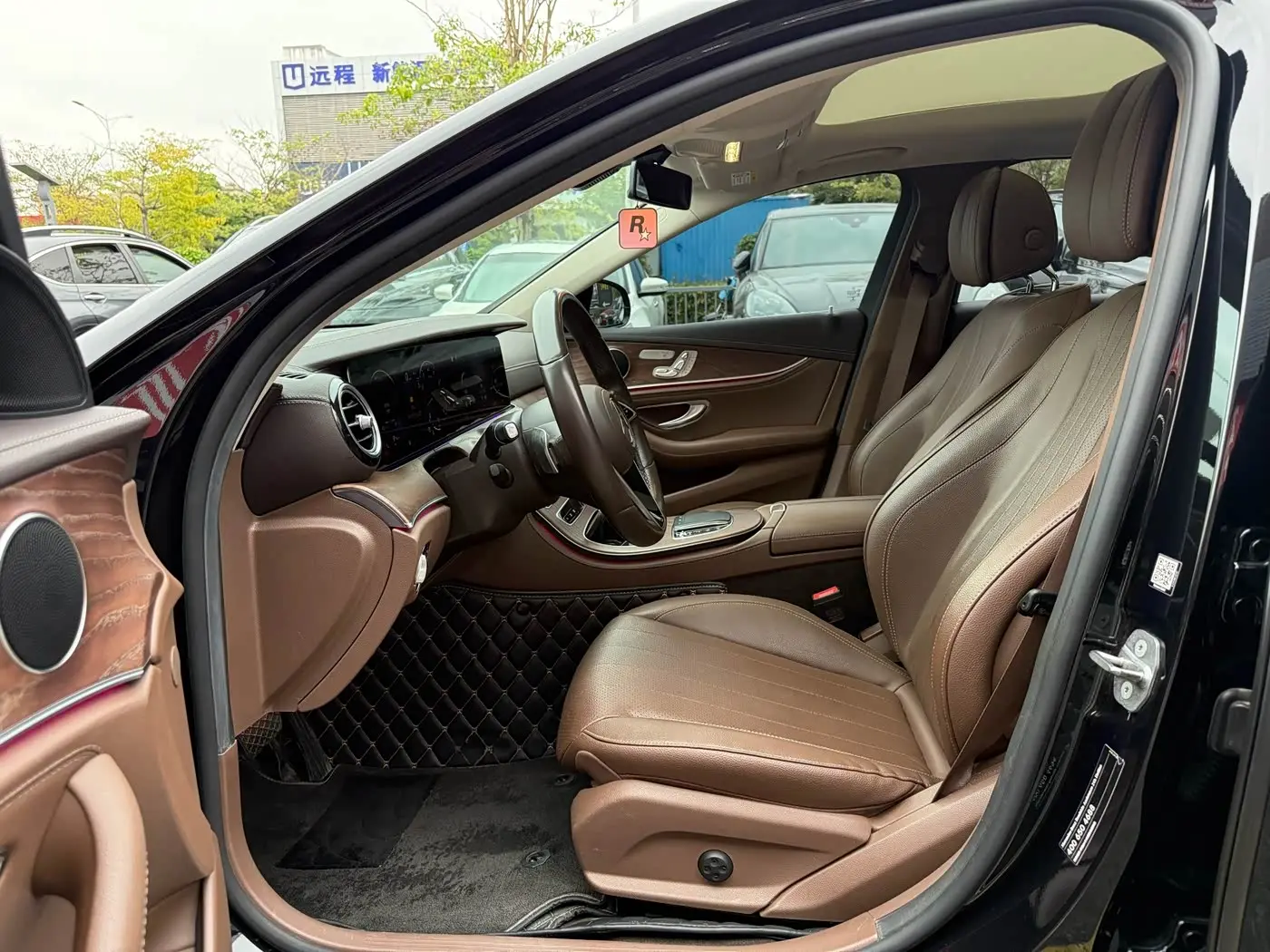 Mercedes-Benz E-Class 2022 — Photo 5/9