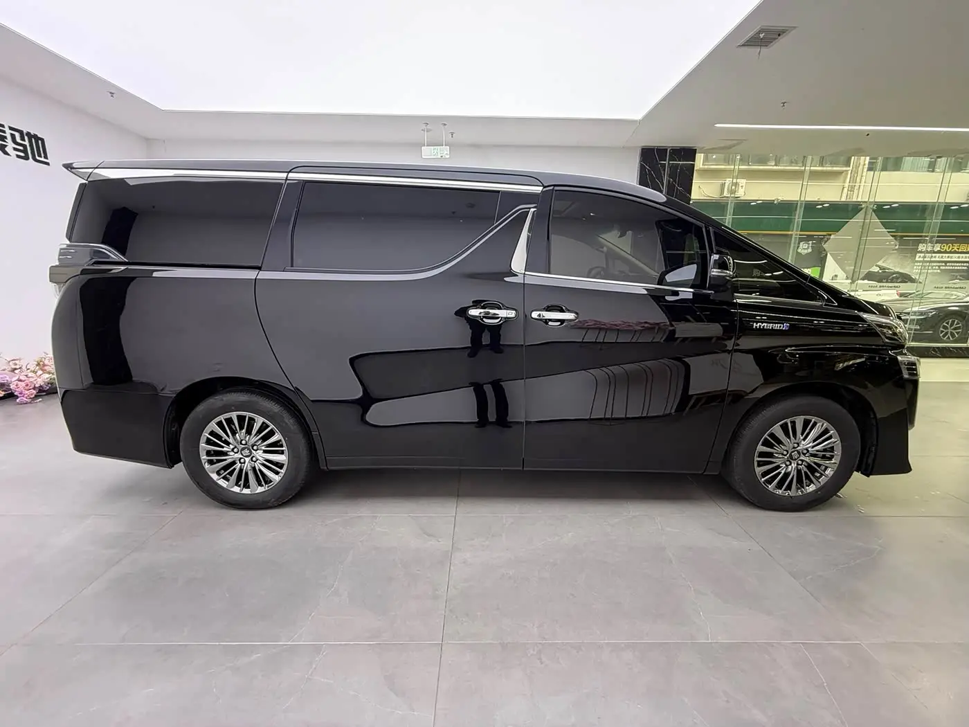 Toyota Vellfire 2023 — Photo 7/18