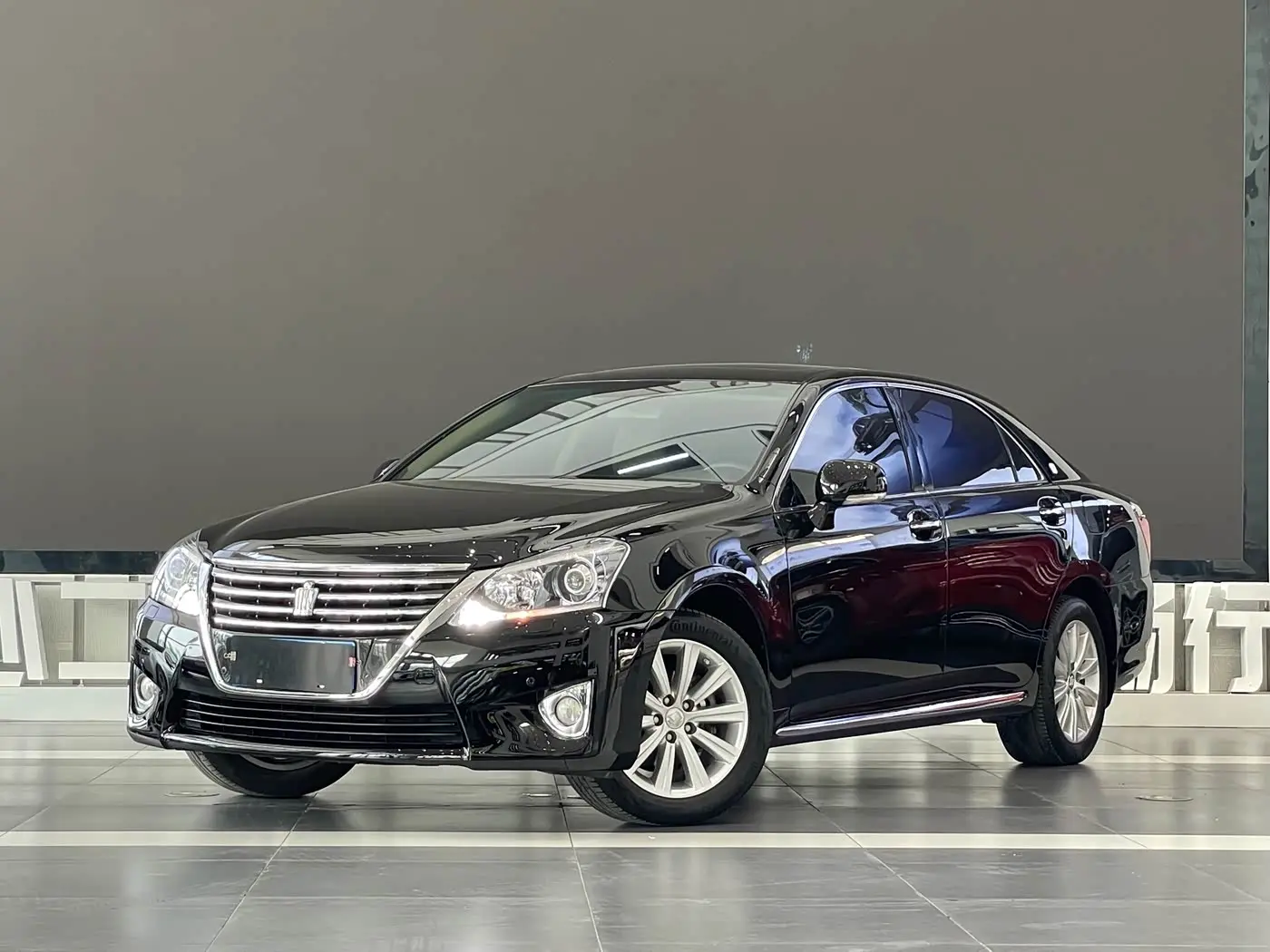 Toyota Crown 2015 — Фото 1/20