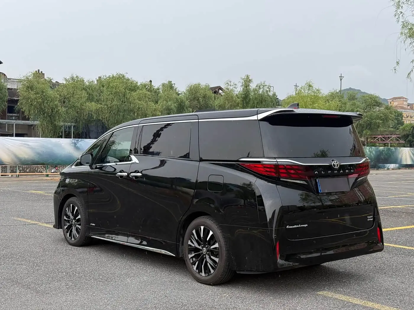 Toyota Vellfire 2023 — Photo 4/18