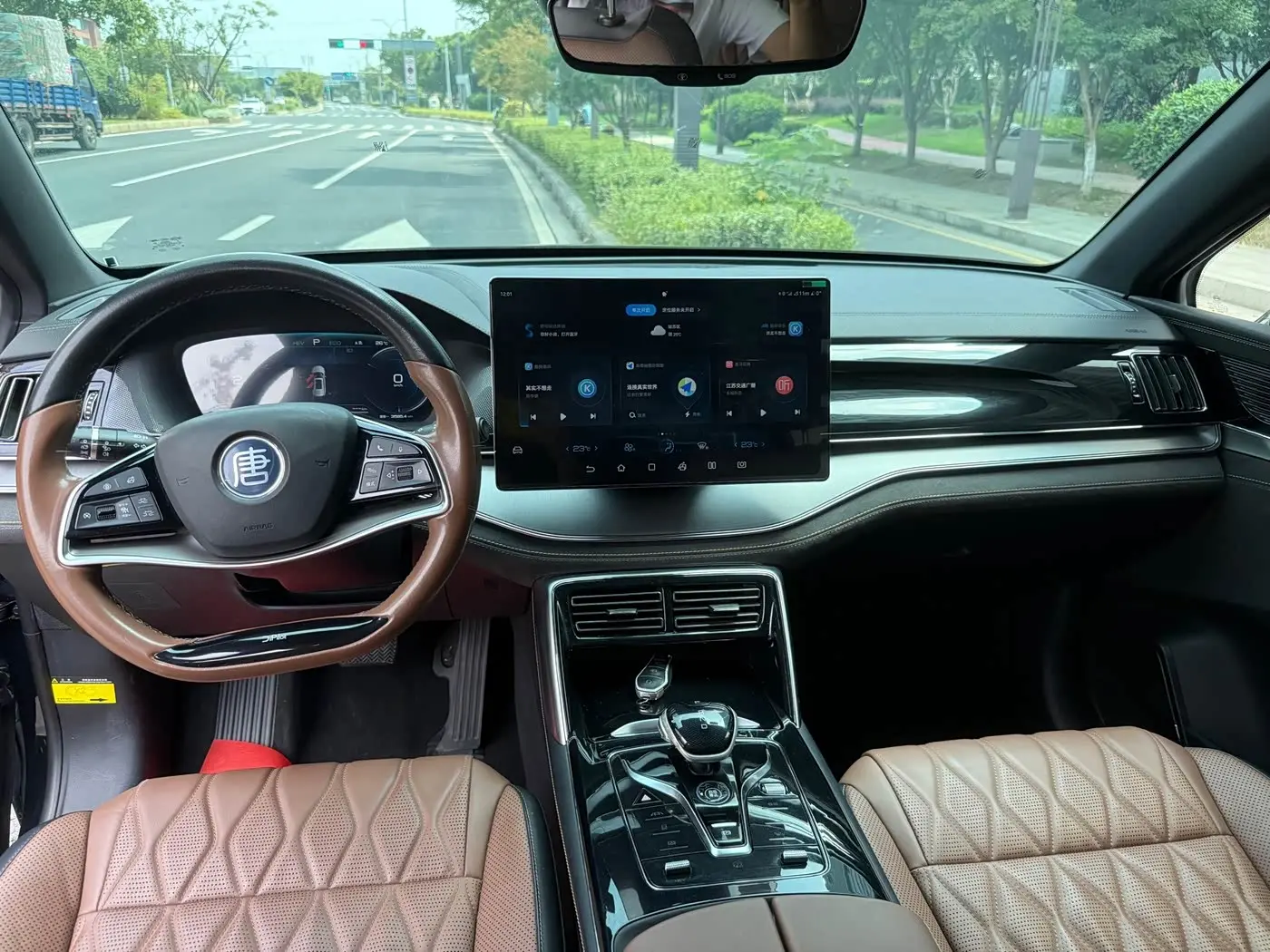 BYD Tang New Energy 2023 — Şəkil 10/15