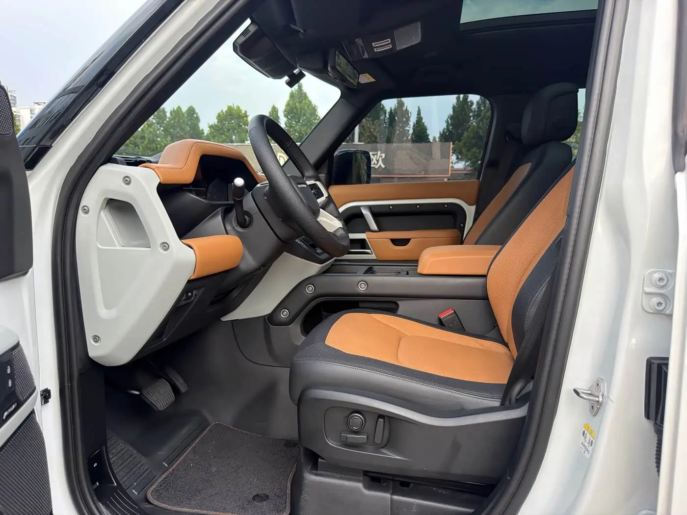 Land Rover Defender 2023 — Photo 4/16
