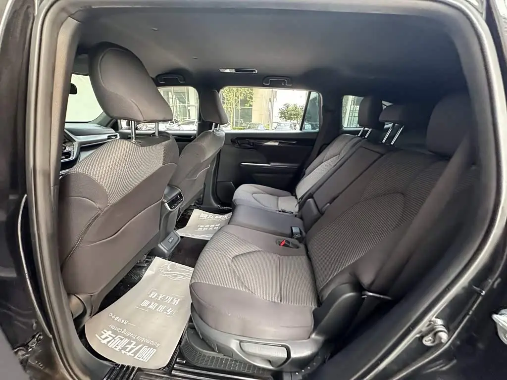 Toyota Crown Kluger 2023 — Photo 9/13