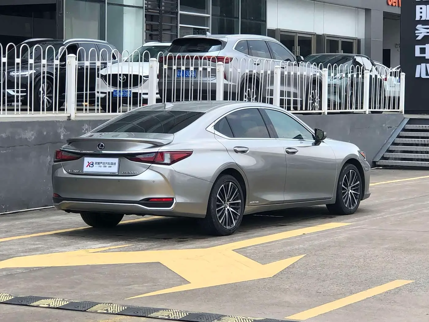 Lexus ES 2022 — ფოტო 4/19