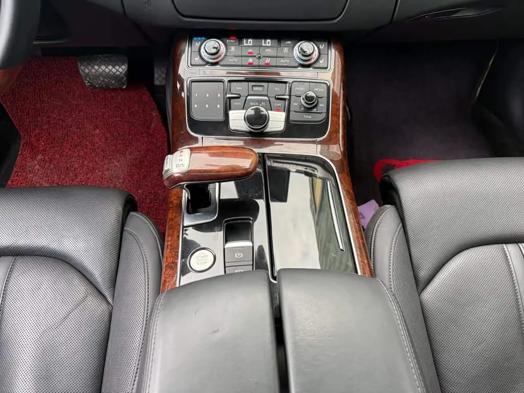 Audi A8 2011 — Photo 7/16