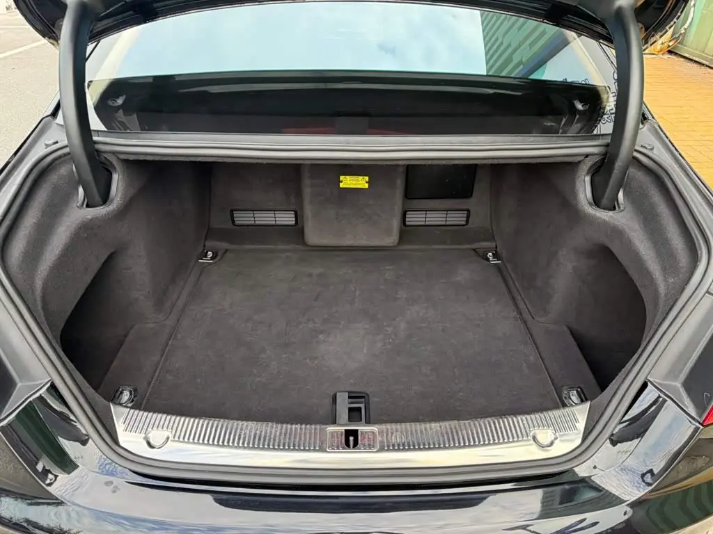 Audi A8 2011 — Photo 13/16