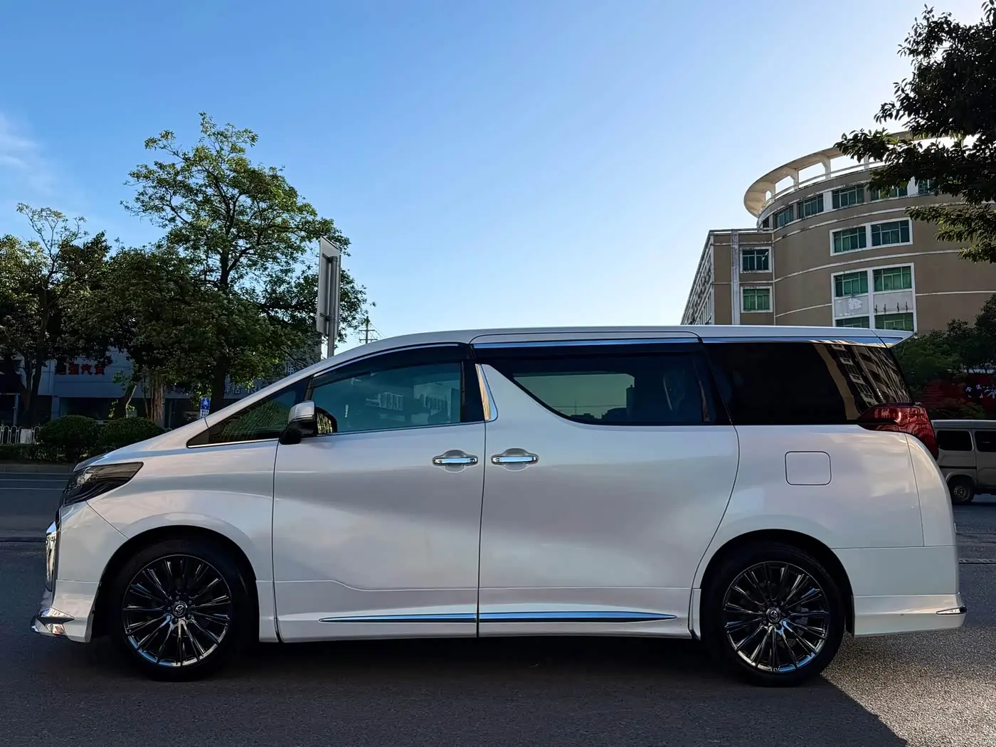 Toyota Alphard 2016 — Photo 4/9