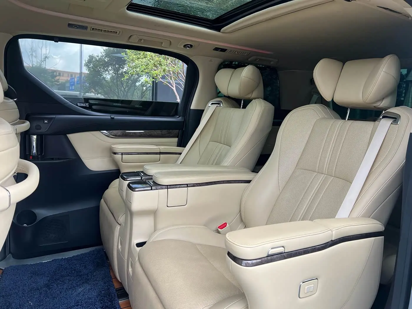 Toyota Vellfire 2023 — Photo 3/10