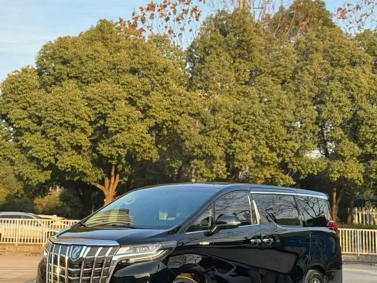 Toyota Alphard 2022 — Photo 2/9