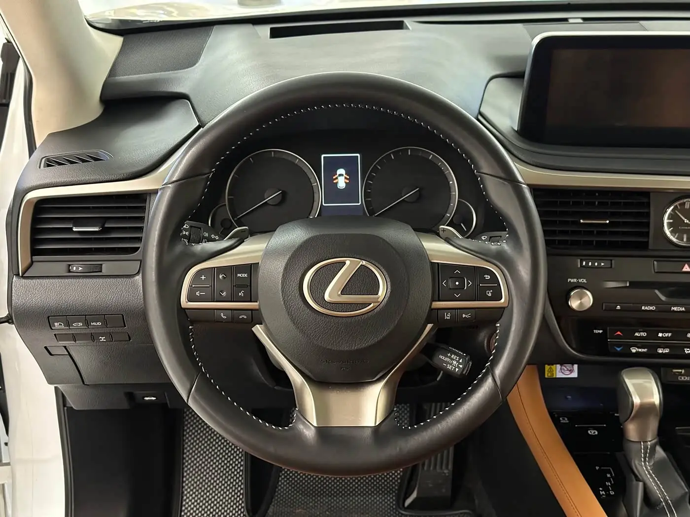 Lexus RX 2021 — Photo 16/20