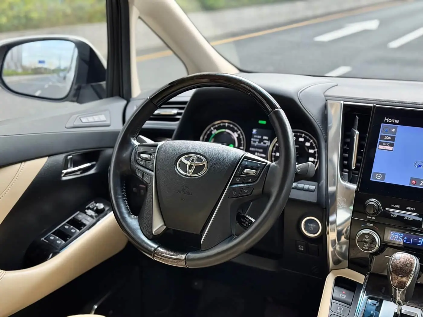 Toyota Alphard 2021 — Photo 13/20