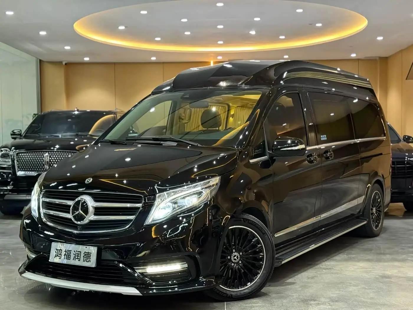 Mercedes-Benz V-Class 2018 — Photo 1/9