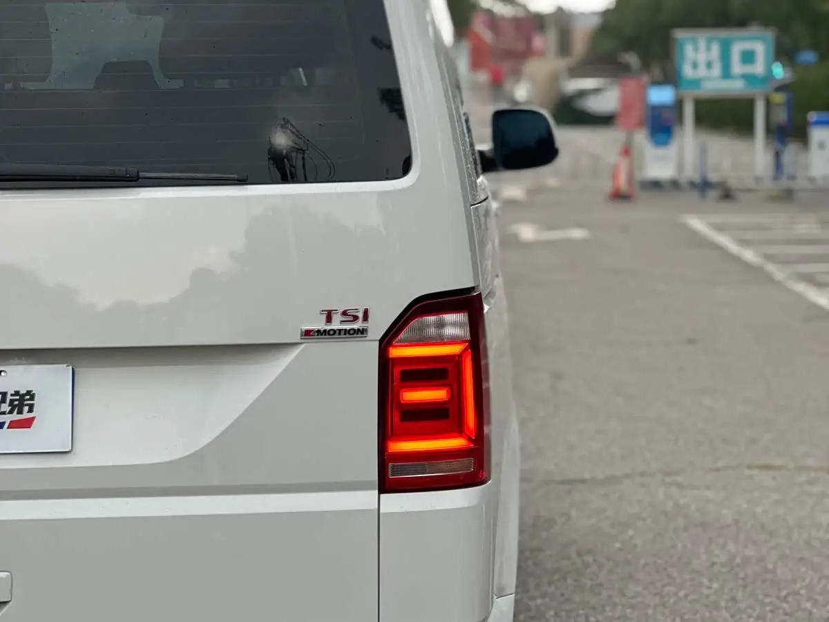 Volkswagen Multivan 2017 — Şəkil 15/20