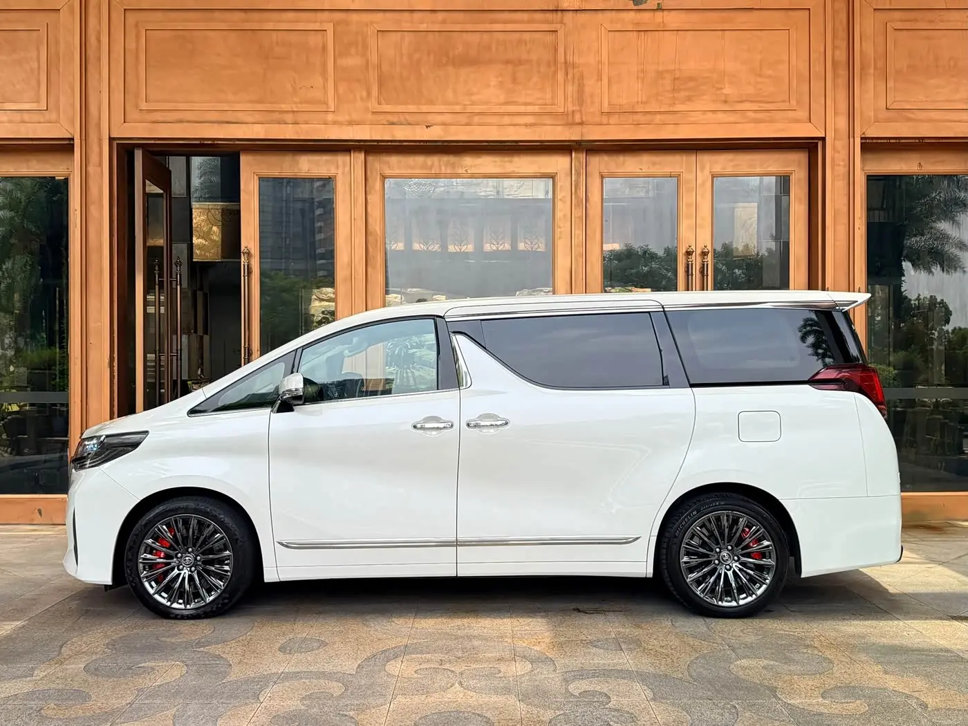 Toyota Alphard 2018 — Photo 5/20