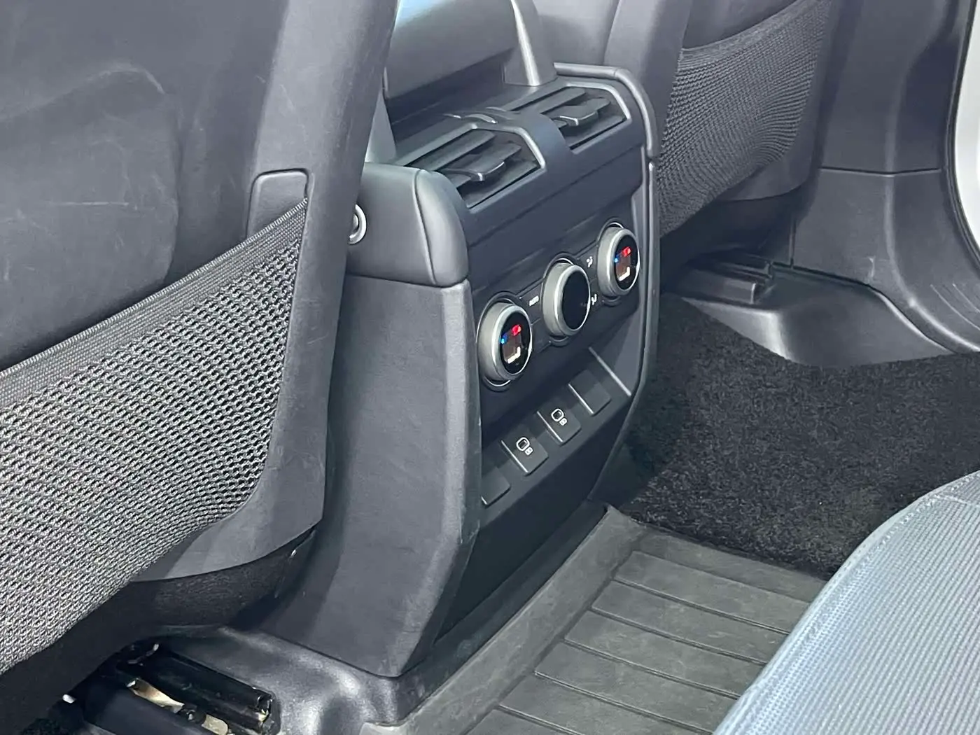 Land Rover Defender 2024 — Photo 19/20