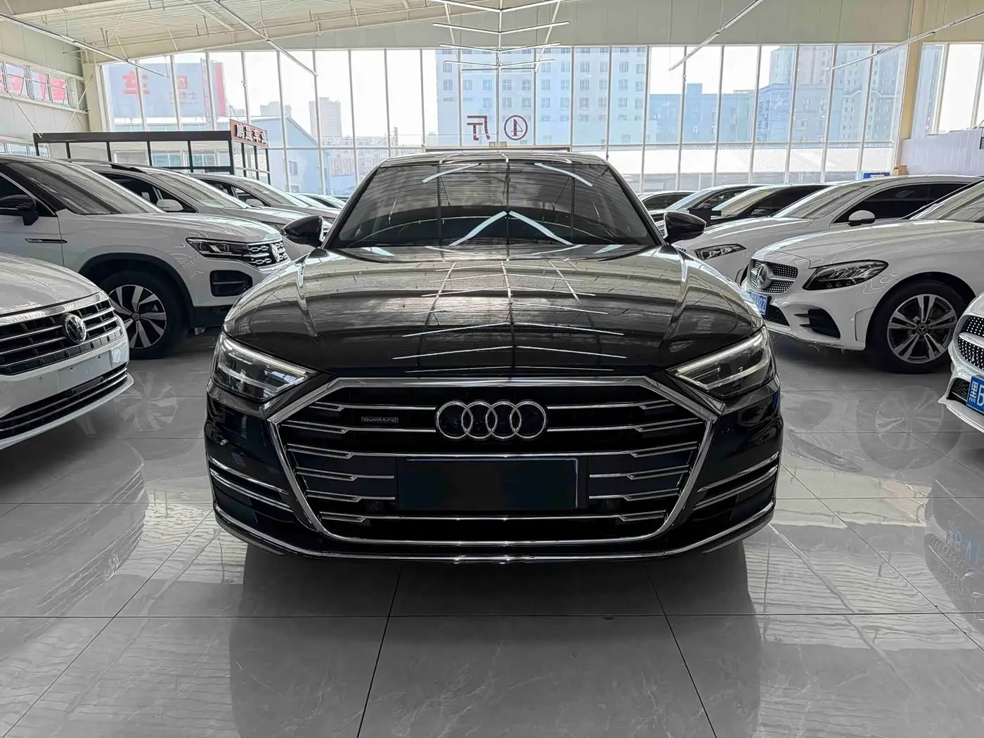 Audi A8 2018 — Фото 2/20