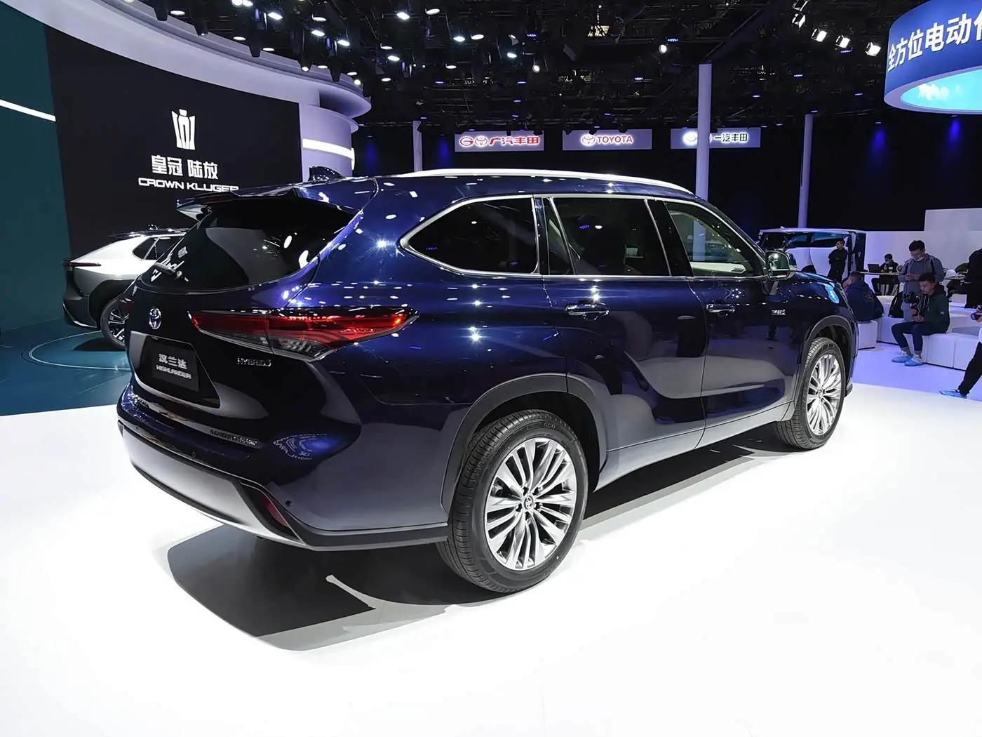 Toyota Highlander 2021 — Photo 8/8