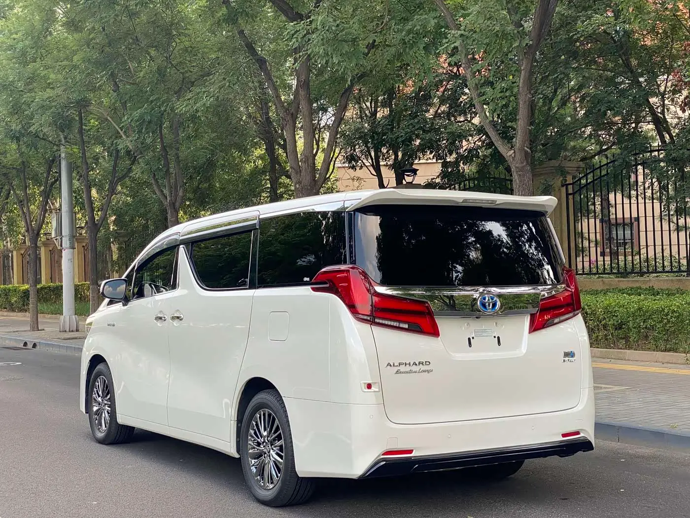 Toyota Alphard 2019 — Photo 2/20