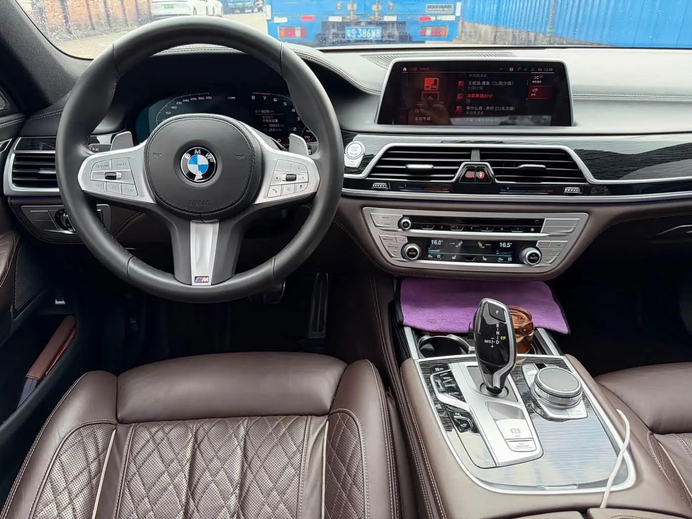 BMW 7 Series 2021 — Photo 6/10