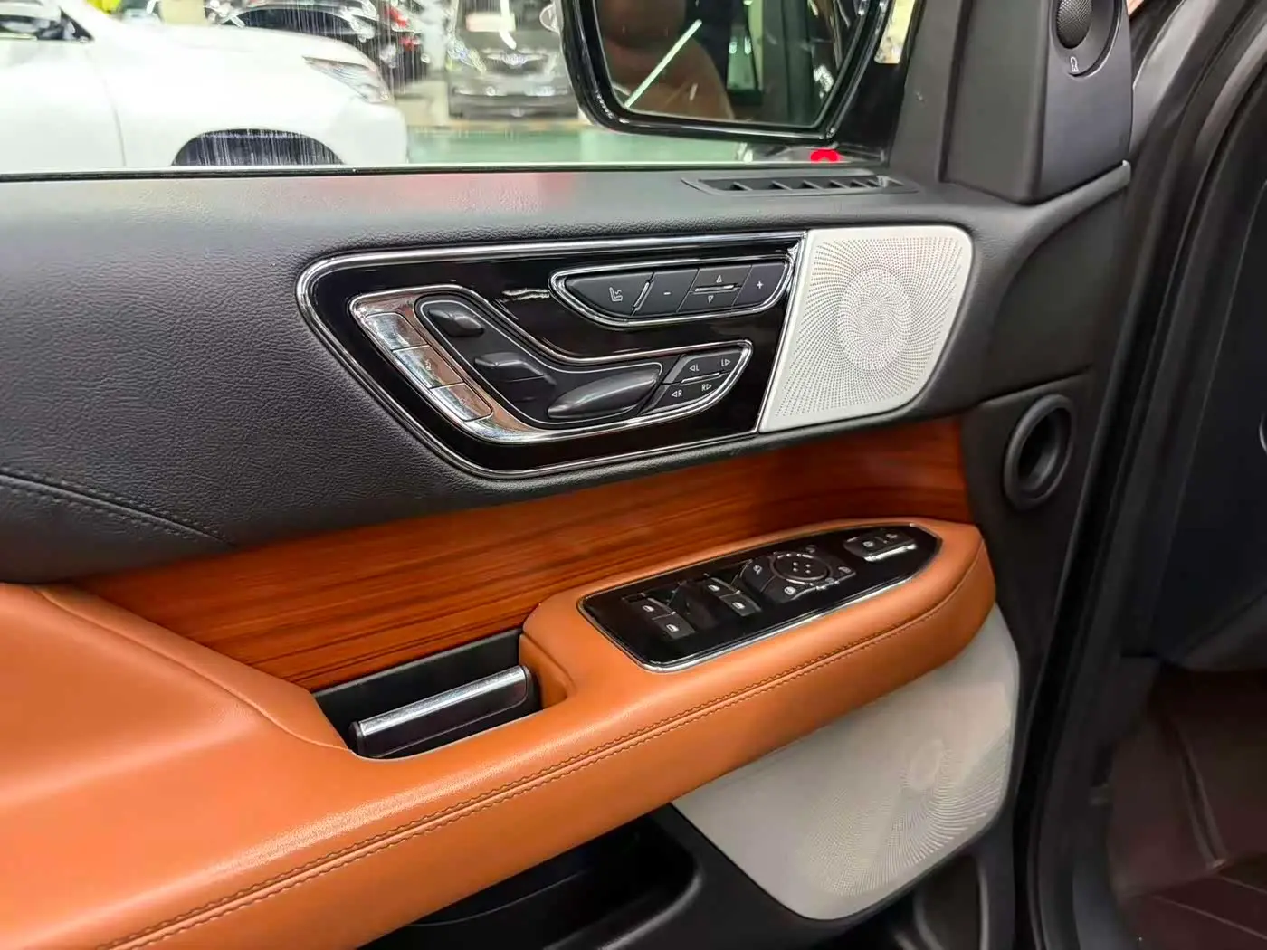 Lincoln Navigator 2018 — Photo 9/16