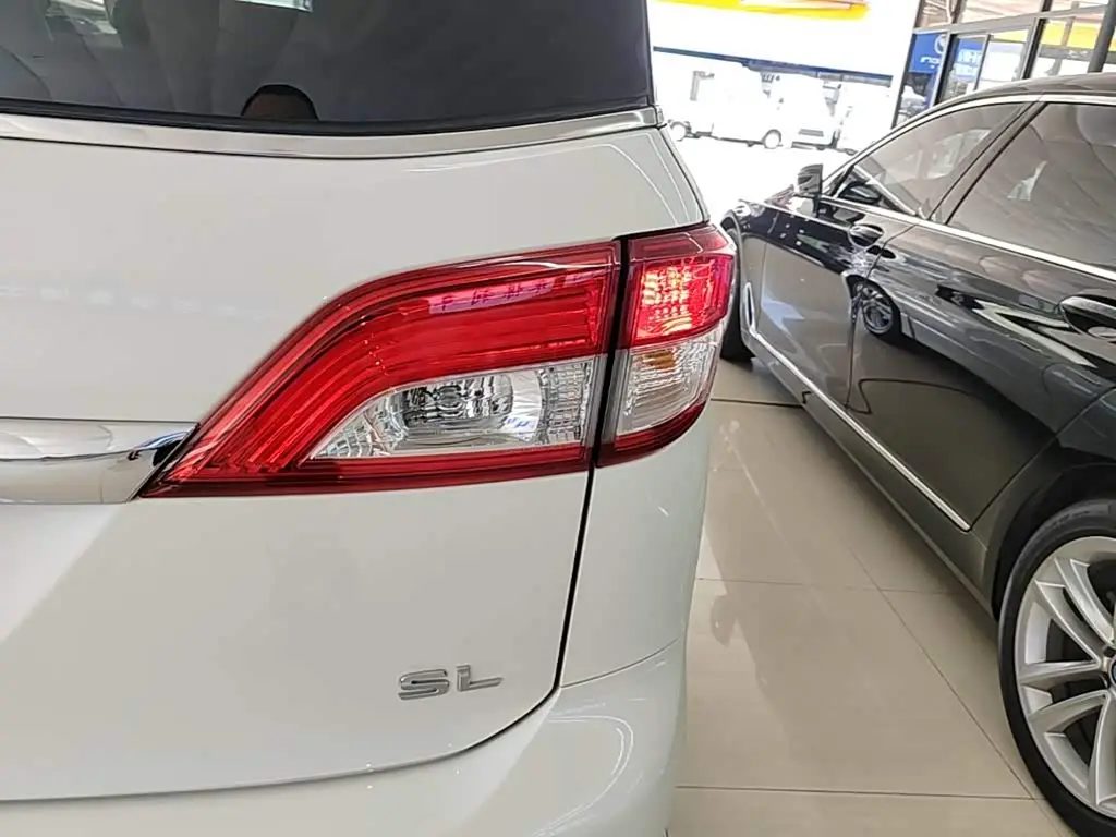 Nissan Quest 2017 — Фото 8/20