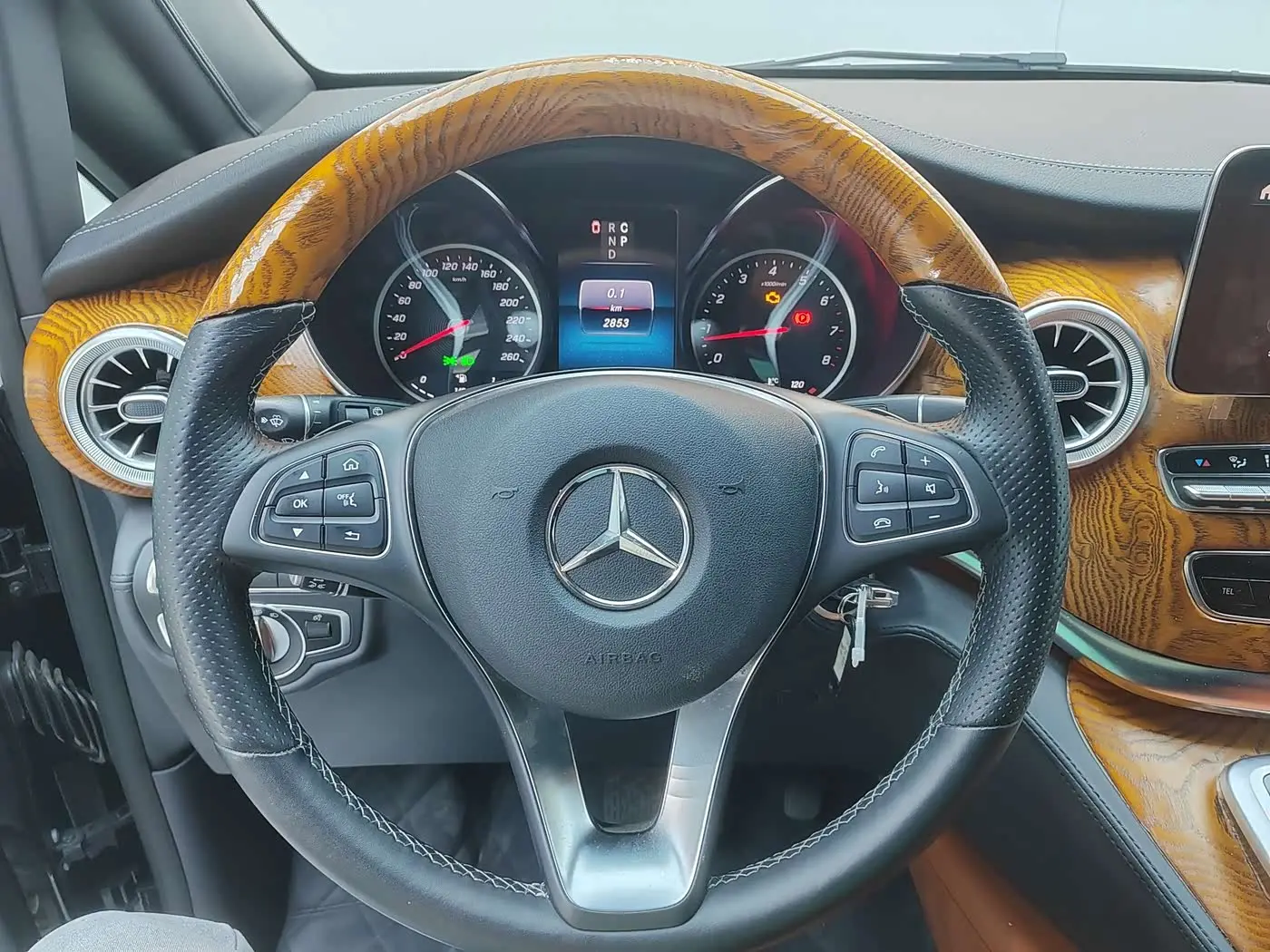 Mercedes-Benz V-Class 2024 — Photo 7/20