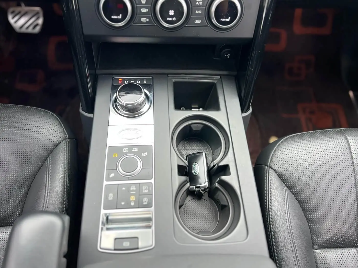 Land Rover Discovery 2019 — Photo 12/18