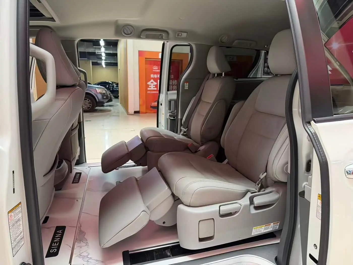 Toyota Sienna 2020 — Şəkil 14/18