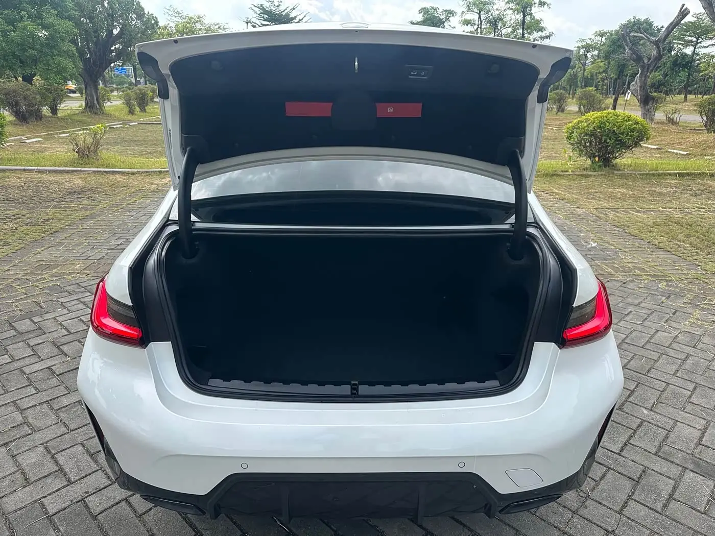 BMW 3 Series 2024 — Photo 18/20